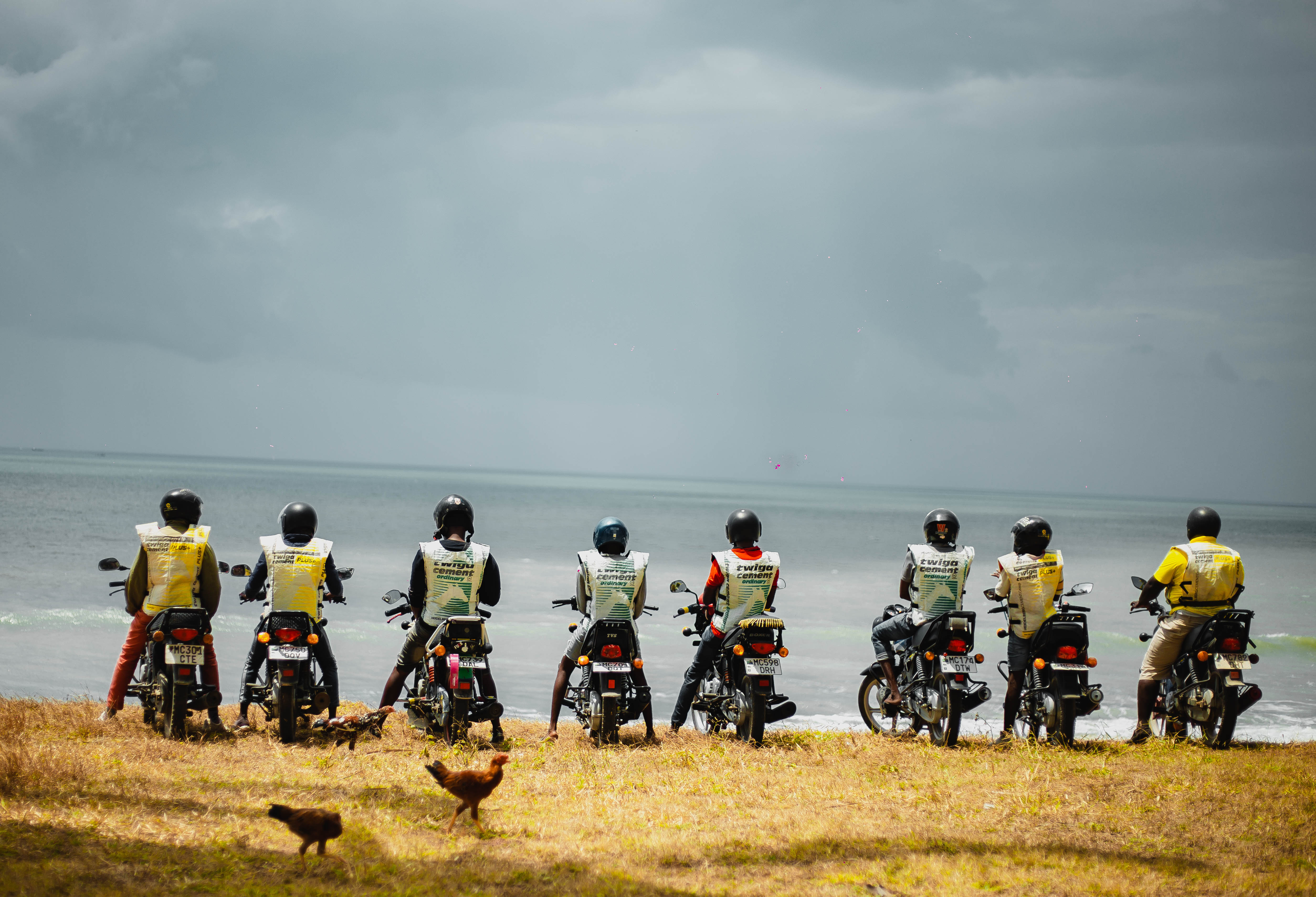 People in motorcycle looking at the ocean 